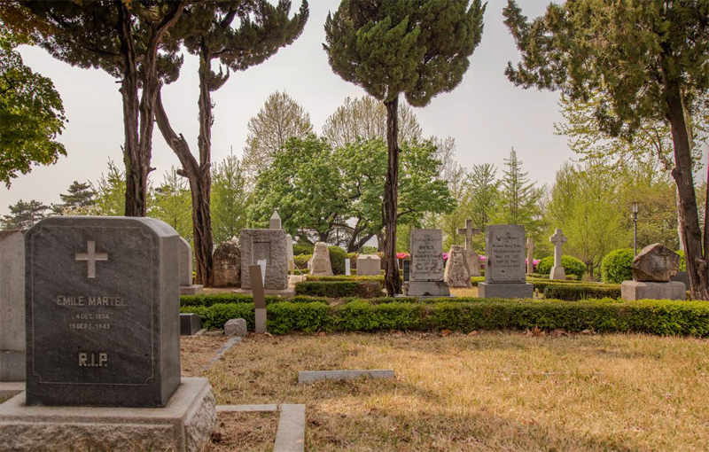 외국인선교사묘원은 서울에서 좀처럼 보기 드문 이국적인 모습이다