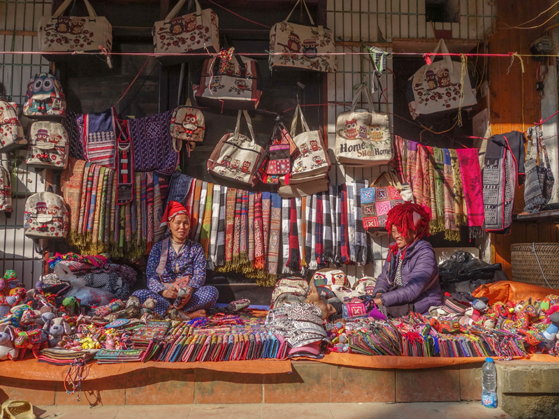 유러피안 거리 곳곳에서는 수공예품을 판매하는 사파 소수 민족을 만날 수 있다