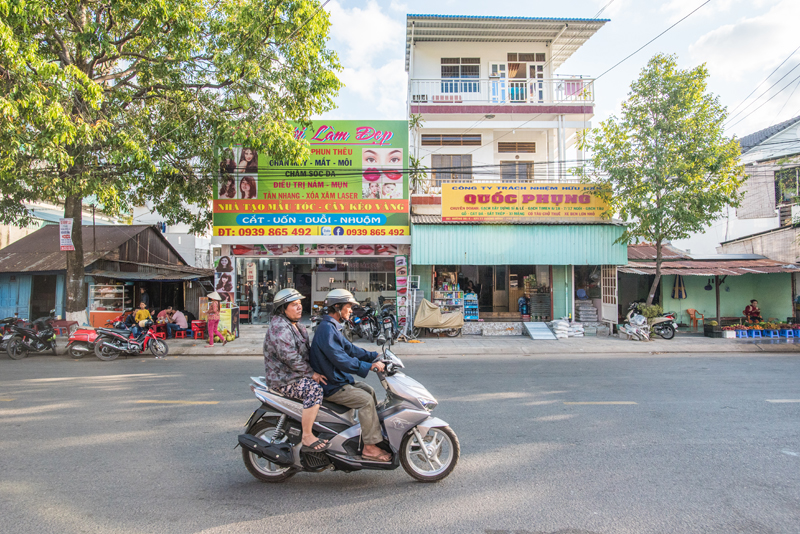 베트남 특유의 오토바이크 빵빵 소리도 한 박자 느리게 흘러간다