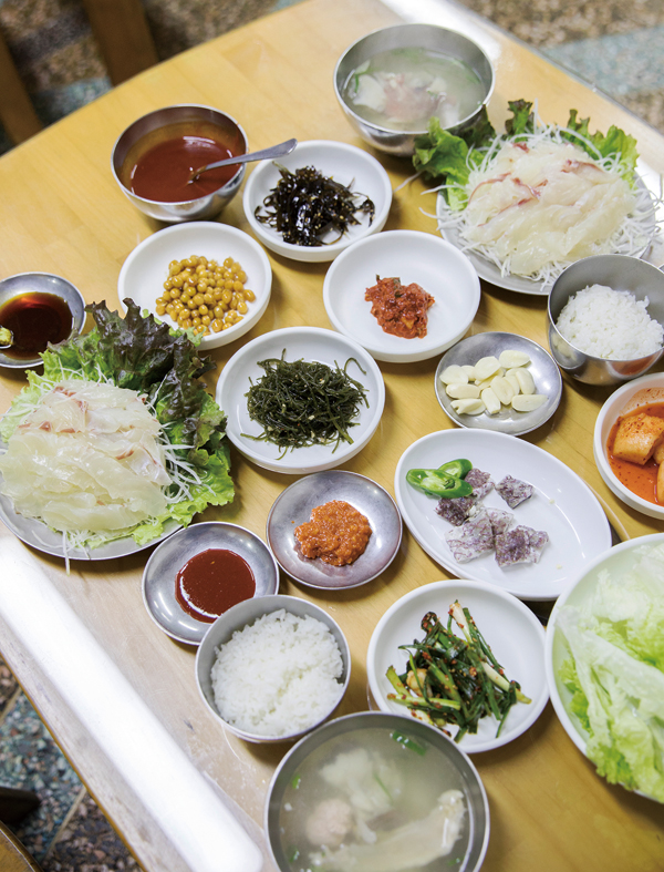 광어, 도미회와 맑은 생선지리를 곁들인 회백밥으로 유명한 부산명물횟집