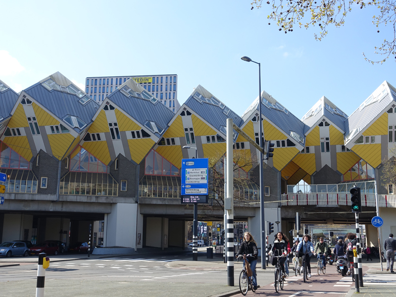 로테르담 건축의 실험정신을 단적으로 드러내는 큐브 하우스. 실제로 사람이 생활하는 주택이다