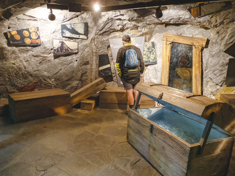 스키를 타기 위해 뚫었던 동굴은 현재 국립공원갤러리로 운영 중이다