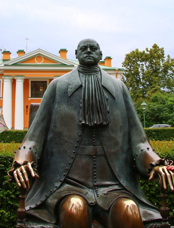 페트로파블롭스크 요새 안에 위치한 표트르 대제의 동상. 그의 손등을 만지면 소원이 이루어진다는 ‘소문’이 있다