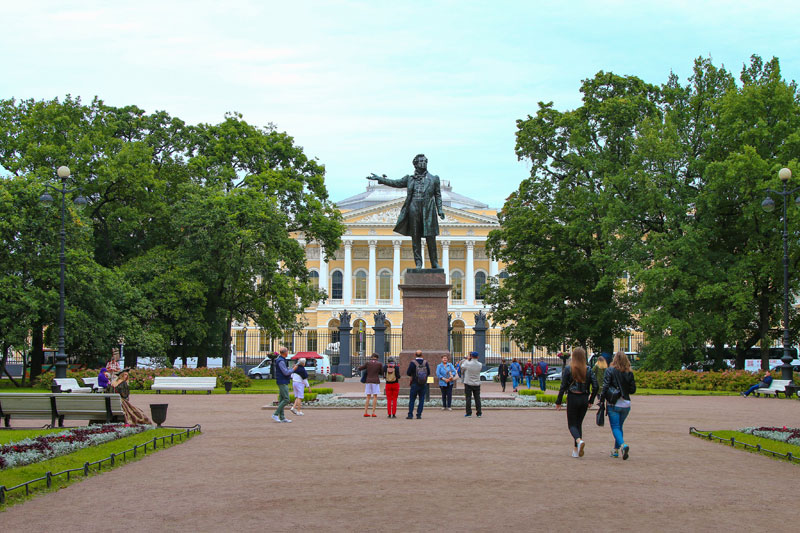 예술광장 가운데에는 러시아의 대표 작가 푸시킨을 기리는 동상이 자리한다