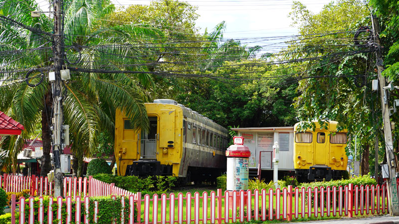후아힌 기차역에 전시돼 있는 노란 기차