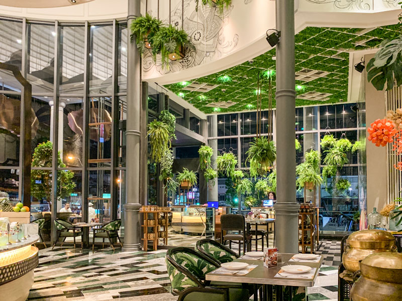 높은 천장과 깔끔한 인테리어가 돋보이는 식당, 타이 마르쉐
