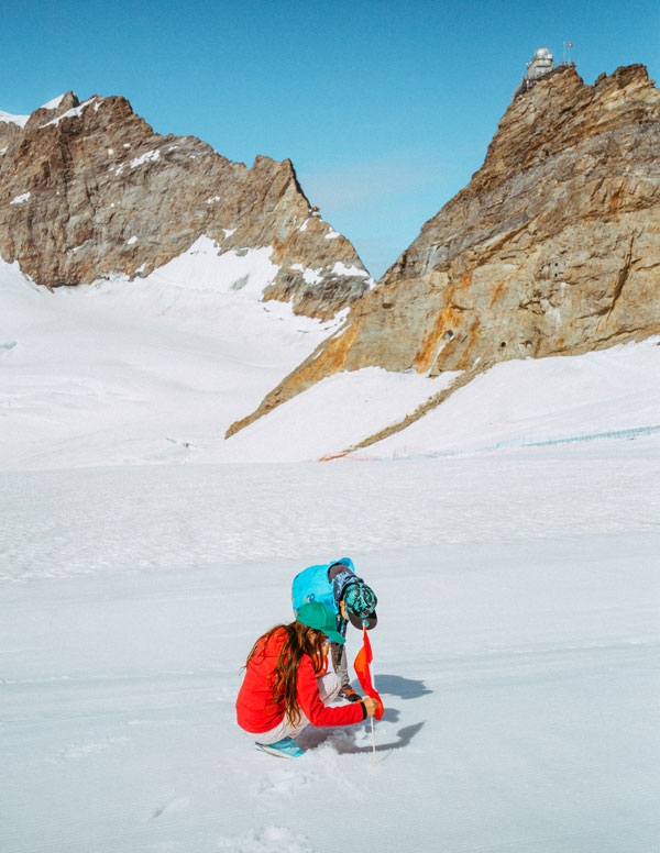 융프라우요흐 알레치 빙하 위에 발자국을 찍는다