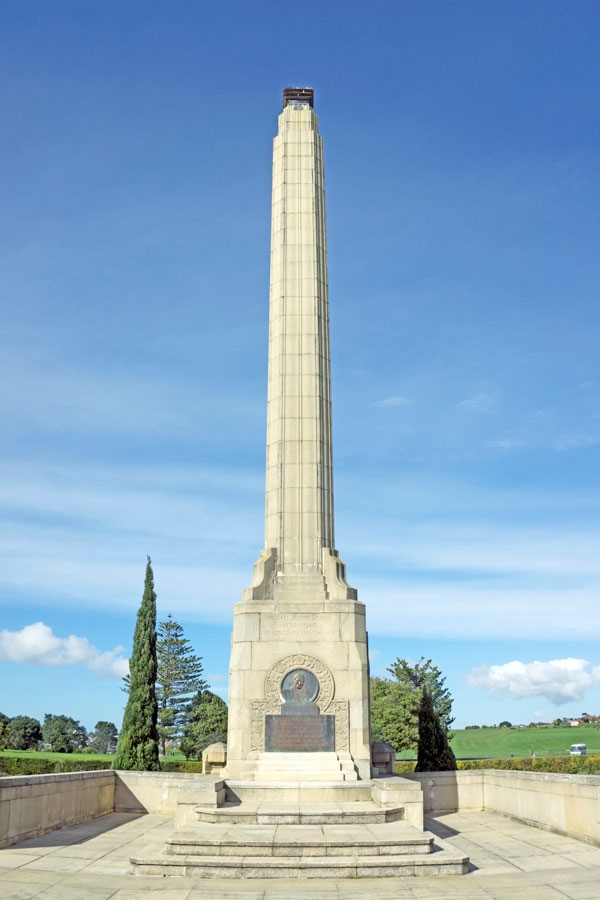 뉴질랜드 초대 수상인 마이클 조셉 세비지를 기리는 공원 내 기념탑