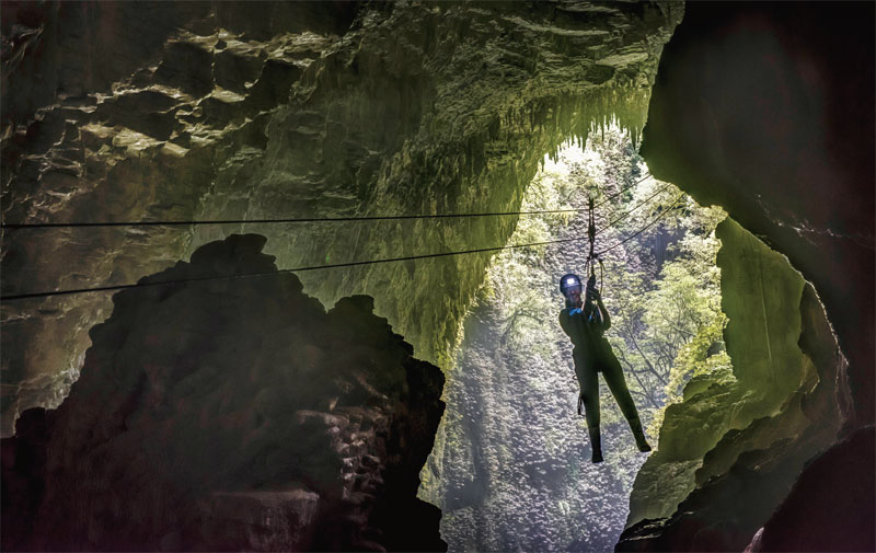 케이블을 따라 동굴 속 100m를 내려가는 집라인 투어 등 와이토모 동굴을 즐기는 방법은 여러 가지다  ©뉴질랜드관광청