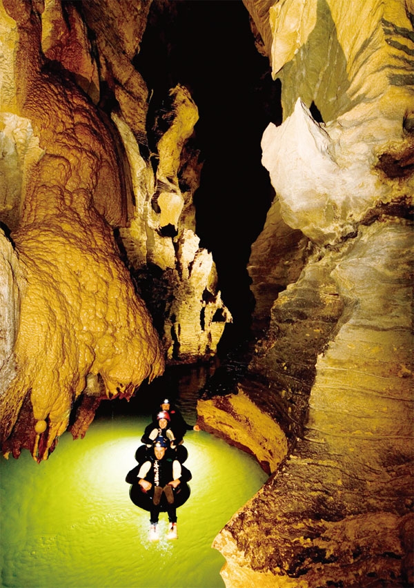 고무 튜브를 타고 동굴을 탐험하는 블랙 워터 래프팅 ©뉴질랜드관광청