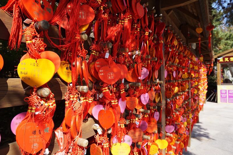 사찰 내 붉은색 나무판이나 천에 소원을 적어 내거는 것은 중국인들의 오랜 종교적 의식이다