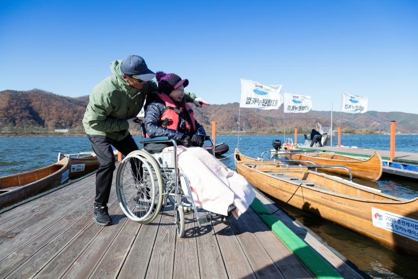 휠체어가 탑승 가능한 카누가 완성되면 장애인도 카누를 즐길 수 있다