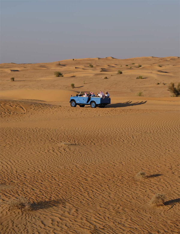 랜드로버를 타고 달리는 사막의 모험가들