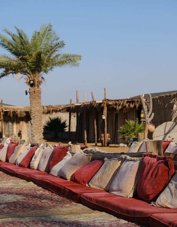 사막에 꾸려진 베두인 캠프