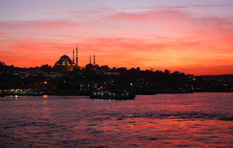 갈라타 다리에서 찍은 이스탄불의 붉은 노을