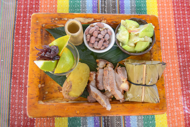 조금 퍽퍽하지만 보는 것만으로도 건강해지는 푸농족 전통 요리