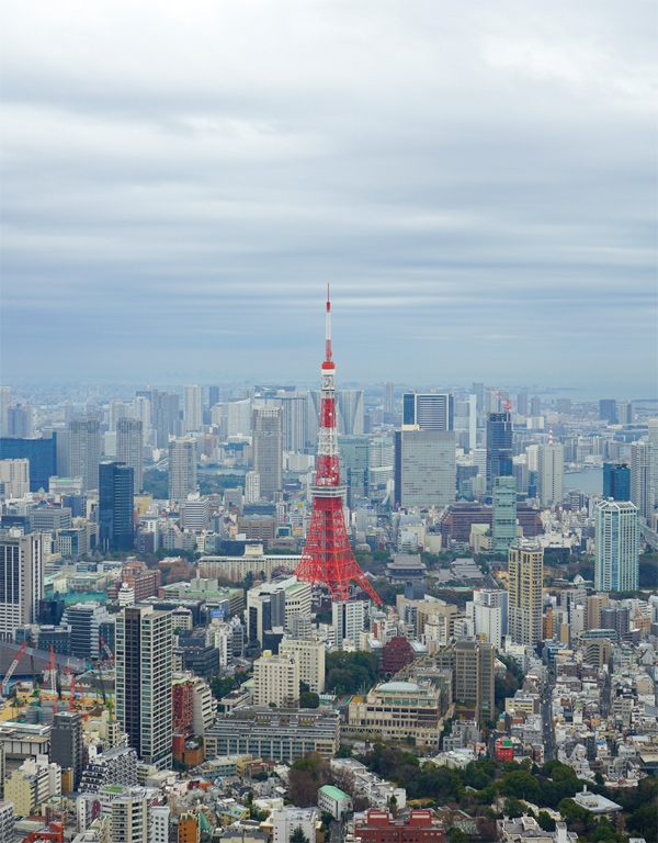 롯폰기힐즈에서 바라본 도쿄타워. 강렬한 붉은 빛에 시선을 빼앗긴다
