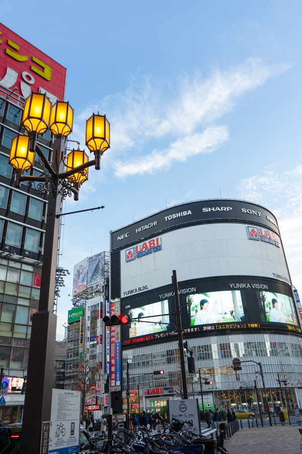 신주쿠세이부역에서 바라본 신주쿠 거리. 아직 세상이 파란데 가로등에는 벌써 노란 불이 들어왔다