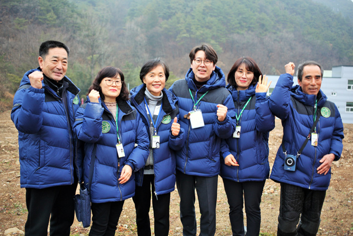 전라북도 생태관광육성지원센터 박종석 센터장(오른쪽에서 세 번째)과솔티마을 주민들