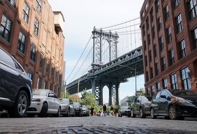적벽돌 건물 사이로 보이는 맨해튼 다리. 뉴욕의 대표적인 사진 명소다