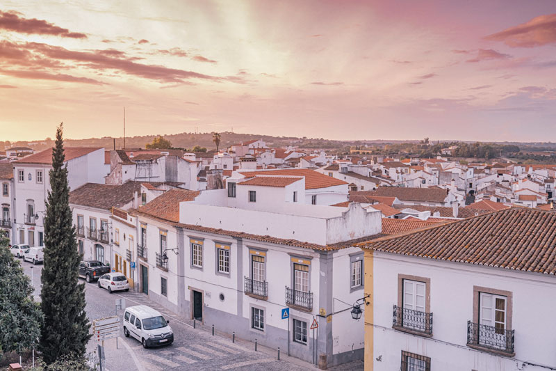 에보라 성벽에서 맞은 노을. 골목과 카페, 붉은 지붕을 인 집들이 모인 에보라는 포르투갈의 전형적인 풍경을 보여 준다