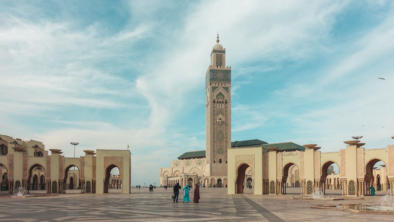 뾰족하게 솟은 첨탑이 이색적인 하산 2세 모스크