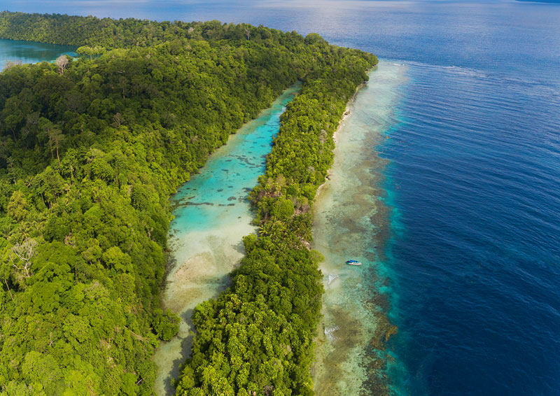 마라투아섬에서 스피트 보트로 20분 떨어져 있는 카카반섬. 이국적인 풍광의 석호, 케헤 다잉(Kehe Daing)과 독성이 없는 해파리가 사는 곳이다