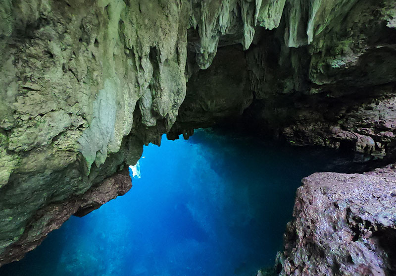 마라투아섬에 있는 ‘할로 타붕(Goa halo tabung)’은 터키석과 같은 색의 담수로 채워진 10여 미터 수심의 동굴이다. 여행객들은 절벽에서 다이빙해 동굴의 신비를 느낄 수 있다
