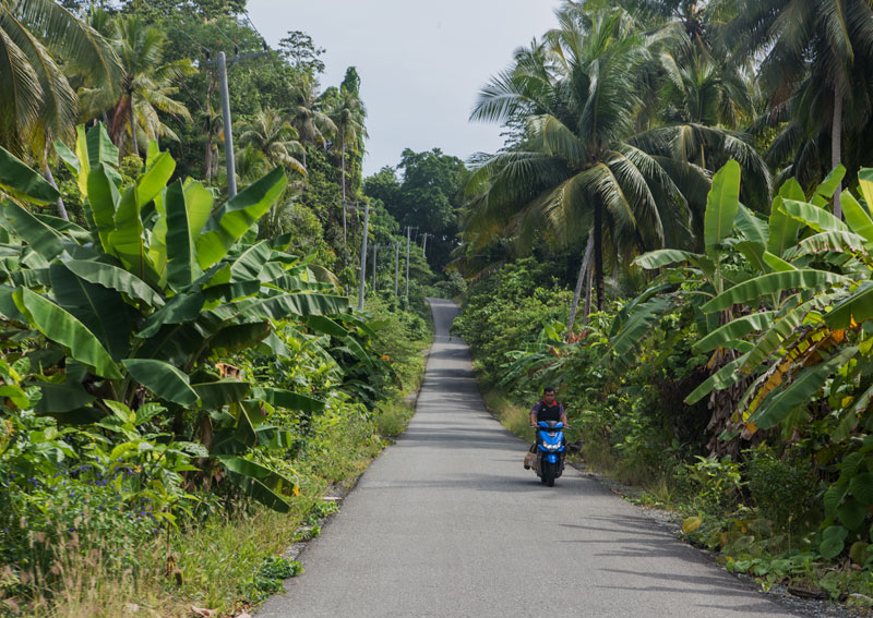 마라투아섬의 4개 마을에는 약 3,000여 명이 살고 있다