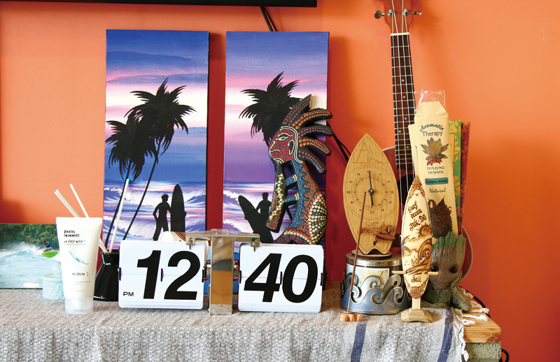 서프오션은 죽도해변에서 가장 가까운 서핑 숍이다. 아기자기한 소품들이 이국적인 분위기를 자아낸다