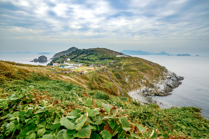해품길에서 내려다본 매물도 풍경. 폐교는 한국에서 가장 아름다운 캠핑장 중 하나다
