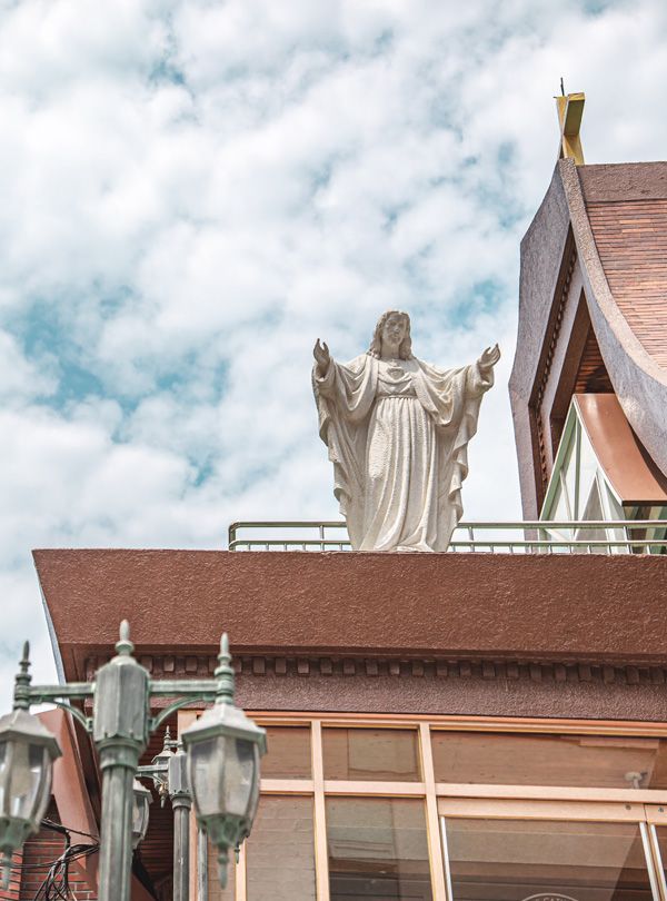 지붕이 인상적인 천주교서교동성당