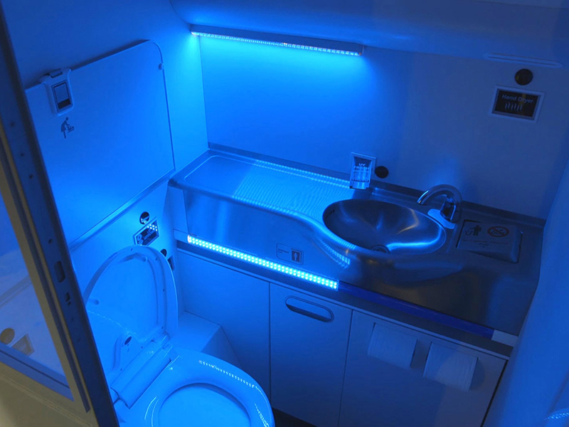 보잉의 기내 화장실 자동 자외선 소독시스템
