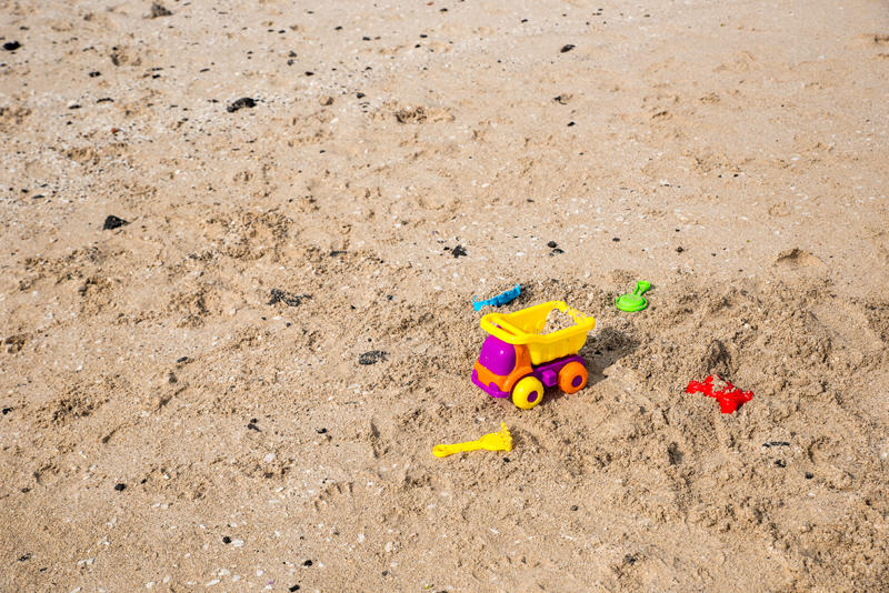 고운 모래사장은 아이들의 놀이터가 된다
