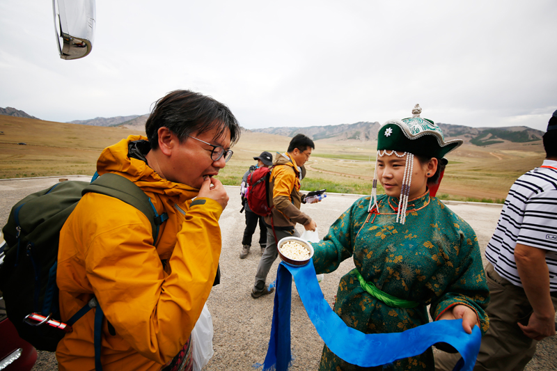 몽골 여인이 권하니까! 여행은 새로운 경험의 연속이다 ©김진석