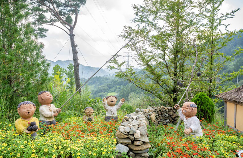 뜬봉샘생태공원의 인형들은 마을 생활을 표현한 것이다
