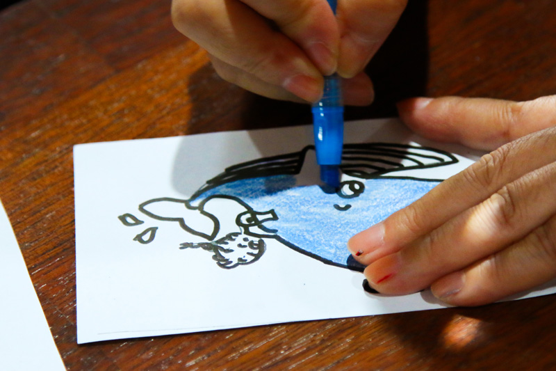 개실마을에 있는 도자기 공방에서는 머그컵에 그림을 그리는 체험도 가능하다