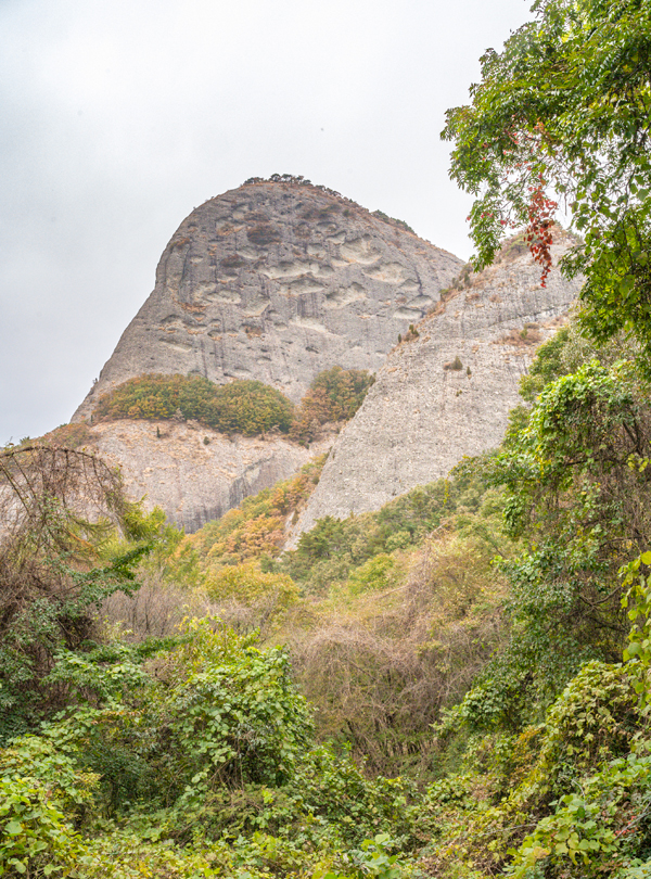 타포니 지형이 선명한 마이산 암마이봉(뒤)과 숨겨진 나도산(앞)