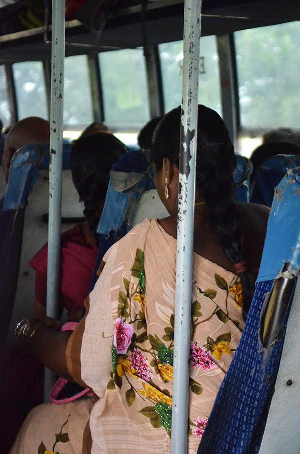 여인의 사리(Sari)에 새겨진 꽃무늬가 해져 버린 버스 좌석과 묘한 대비를 이룬다.아니, 묘하게도 어울린다