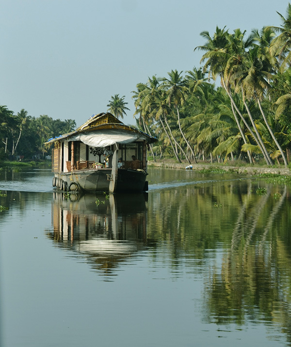 과거 쌀 운반용으로 사용하던 배를 숙소로 개조한 ‘하우스 보트’는 수로 여행에서 놓칠 수 없는 경험이다