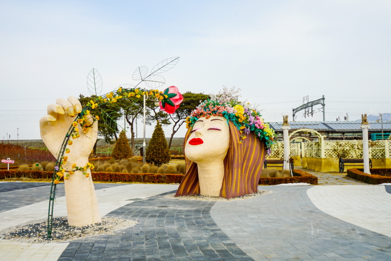 장미공원 한가운데 위치한 여인 조형물