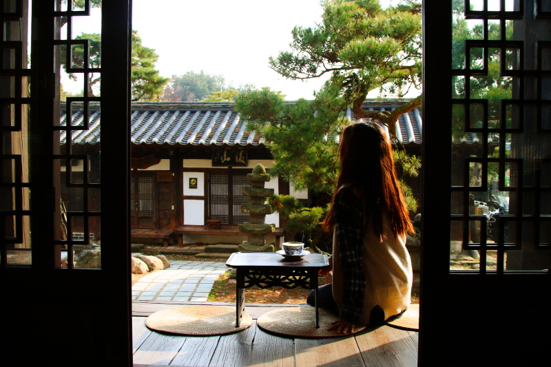 조선시대에 지어진 한옥으로 추정되는 고택이 숙박시설을 겸한 카페 ‘춘운서옥’으로 다시 태어났다