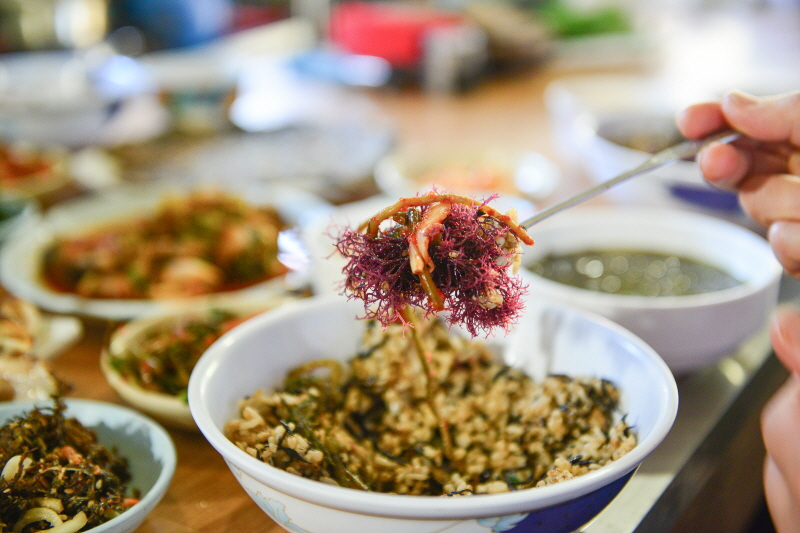 송도호민박식당의 해초비빔밥은 우도를 상징하는 맛이다