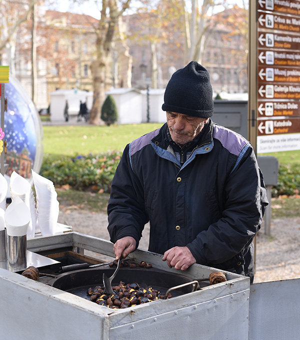 크로아티아 자그레브 막시미르 공원 앞에는 유럽에서 가장 비싼 군밤을 파는 노인이 있다