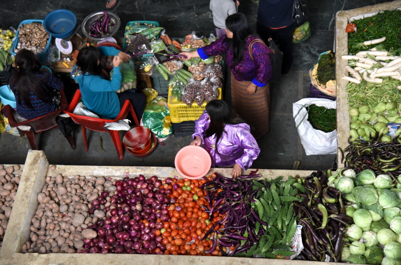 불교국가 부탄의 시장에선 다양한 유기농 채소를 만날 수 있다