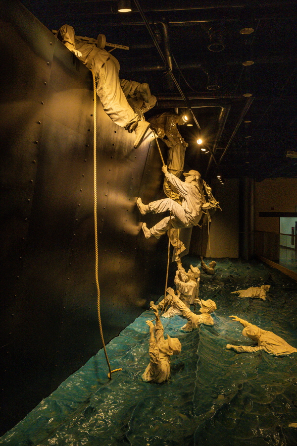 장사상륙작전 전승기념관 ‘문산호’는 학도병들의 희생을 기리고 있다