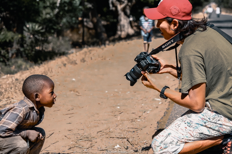 아프리카 말라위. 아이들은 나와 카메라에 호기심이 많았다