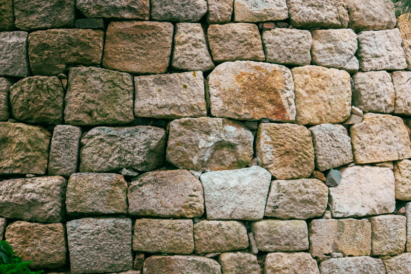 초지진 돈대의 벽에서도 포탄 파편의 흔적을 찾아볼 수 있다