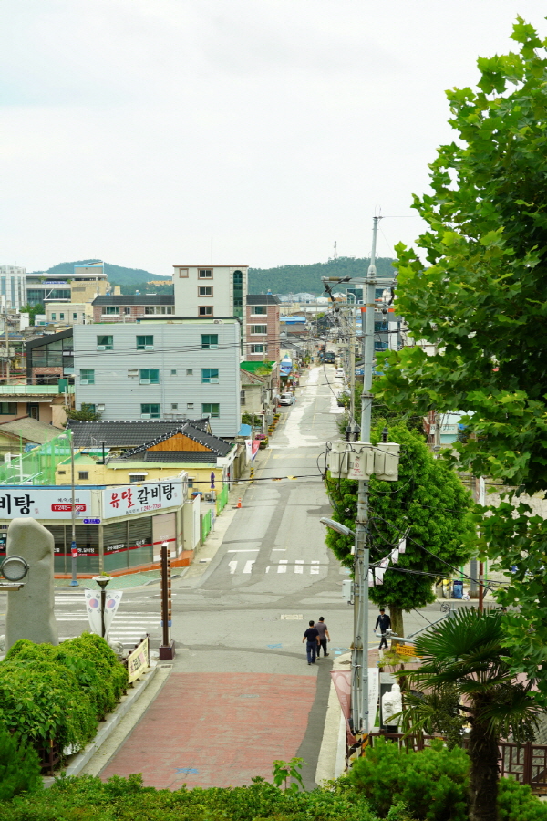 구 목포일본영사관 앞 사거리 중앙 바닥에 국도 1, 2호선 도로원표가 있다