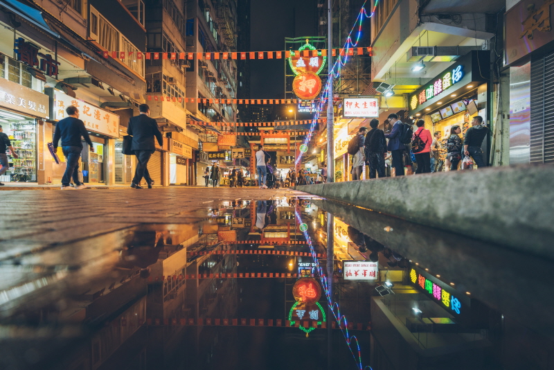 축축하게 젖어 드는 홍콩의 밤, 그 위로 반사된 네온사인